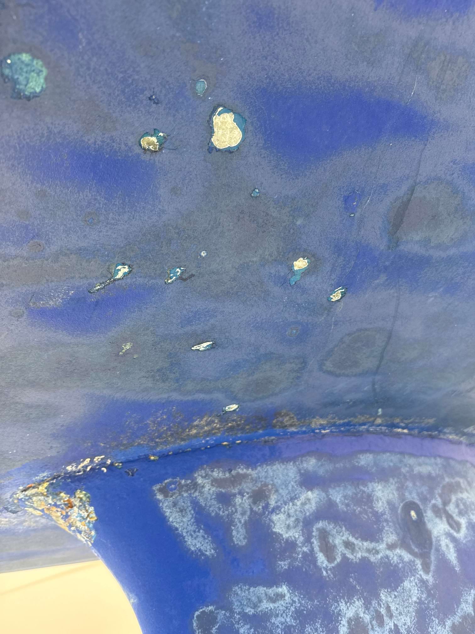 Rilievi puntiformi sulla carena durante una perizia nautica per osmosi